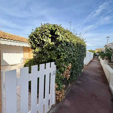 Pavillon Avec Piscine à Deux Pas De La *